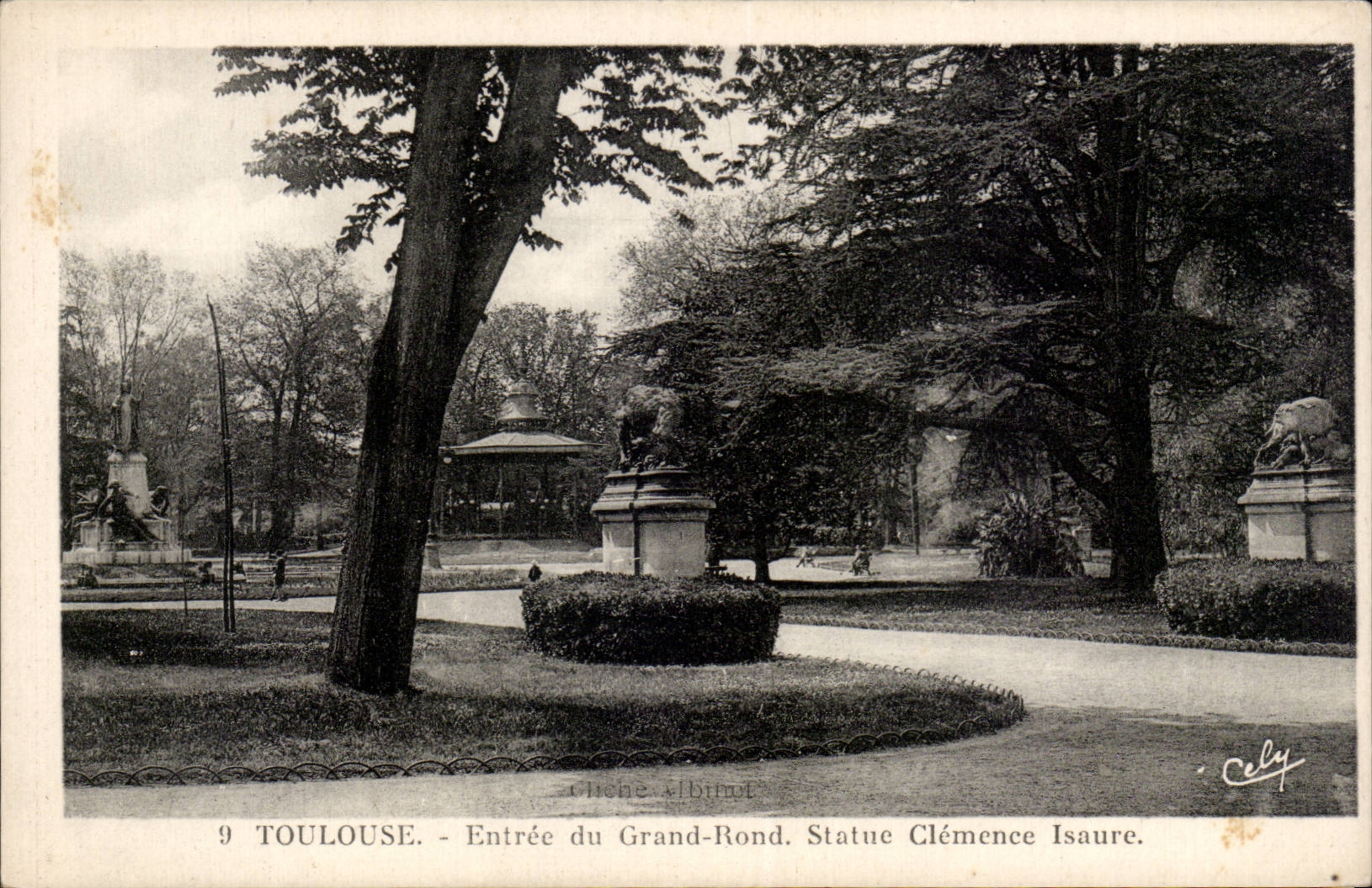 Toulouse - Entrée du Grand-Rond. Statue Clémence Isauré.