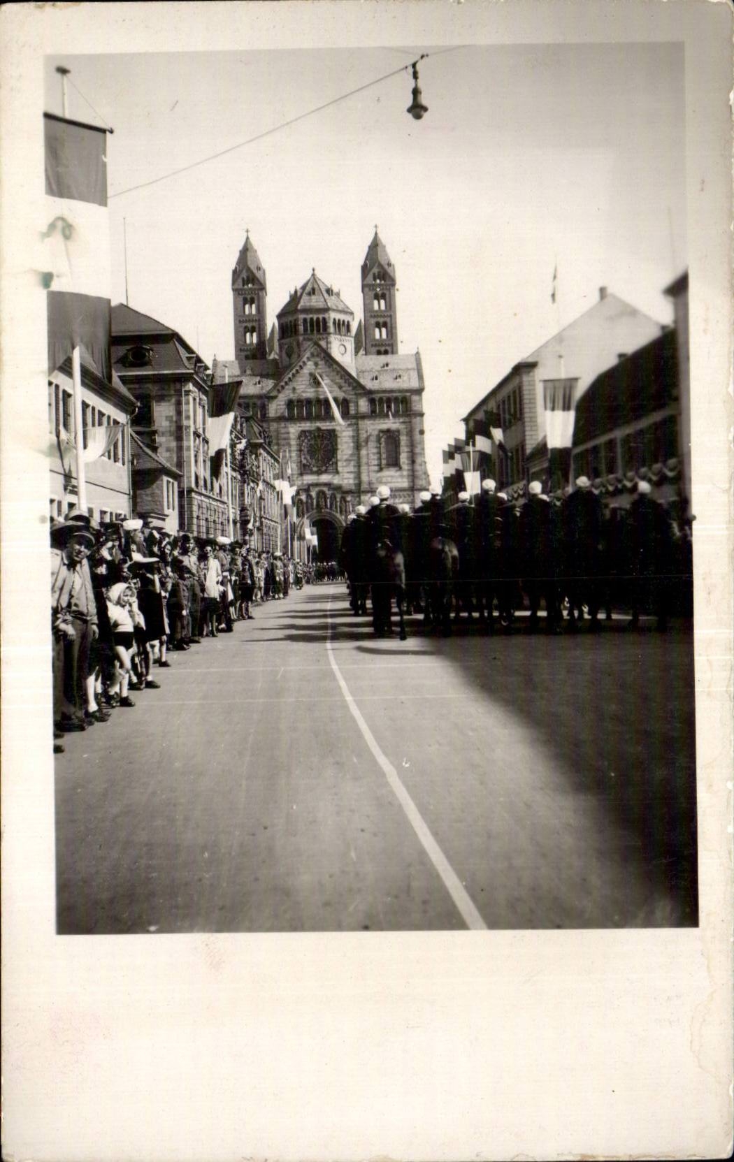 Marche militaire devant la cathédrale de Toulon — éditeur inconnu, n° de série non visible