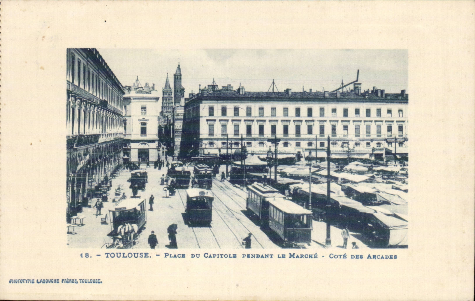 Toulouse - Place du Capitole pendant le marché - Côté des Arcades — Phototypie Labouche Frères, Toulouse