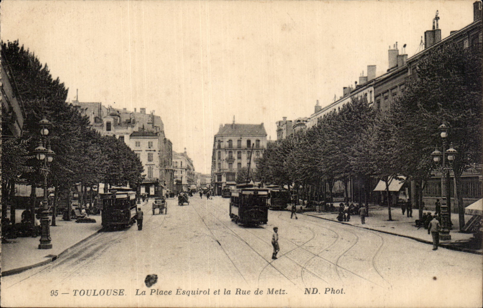 Toulouse — La Place Esquirol et la Rue de Metz — ND. Phot.