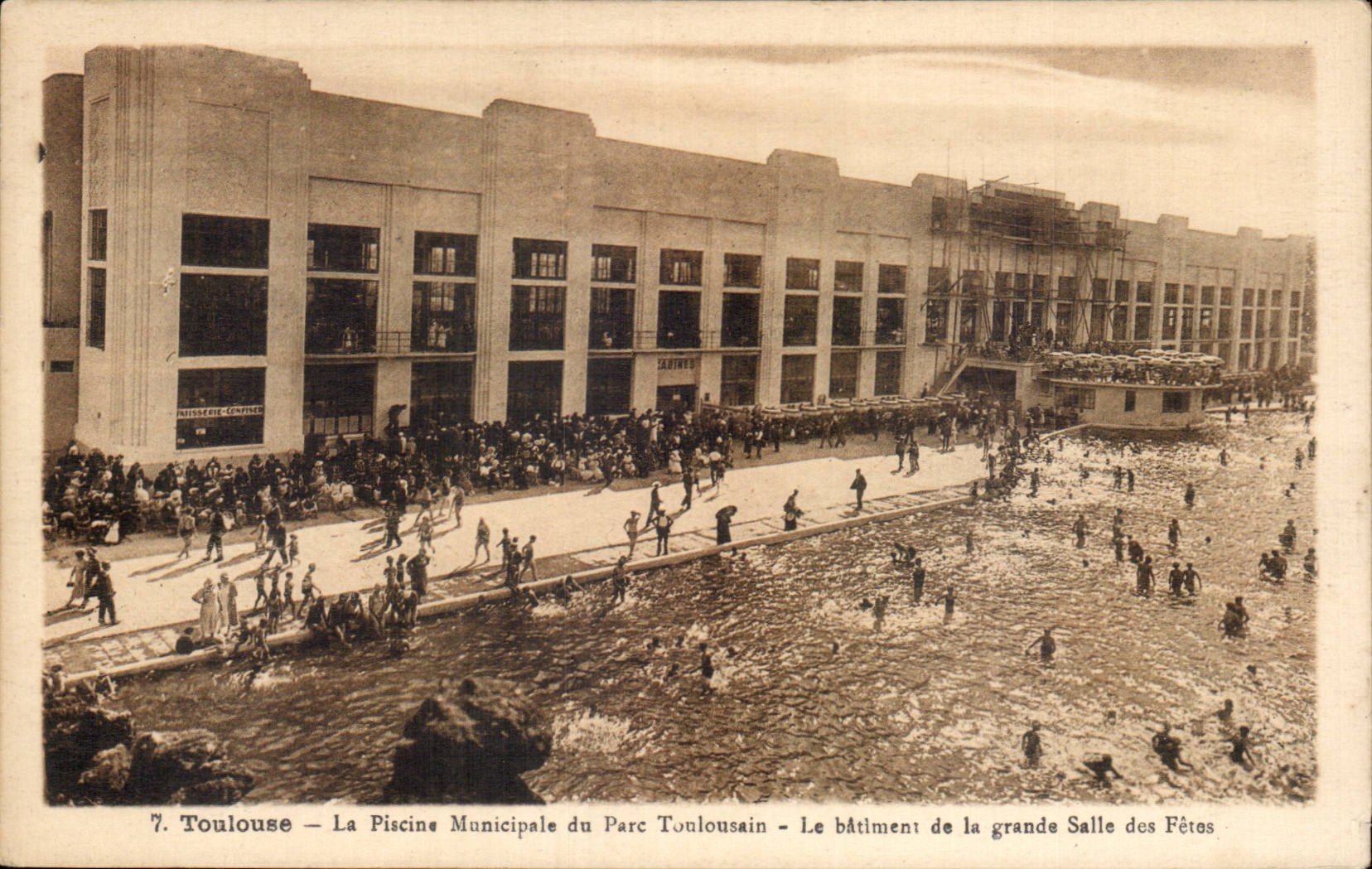 Toulouse — La Piscine Municipale du Parc Toulousain — Le bâtiment de la grande Salle des Fêtes