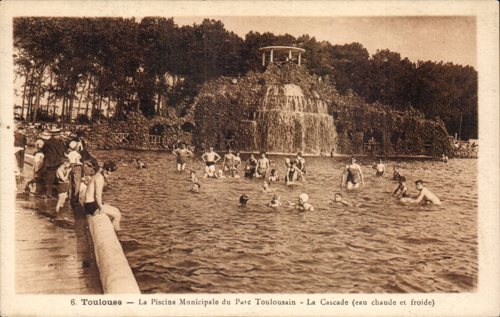 Toulouse — La Piscine Municipale du Parc Toulousain — La Cascade (eau chaude et froide)