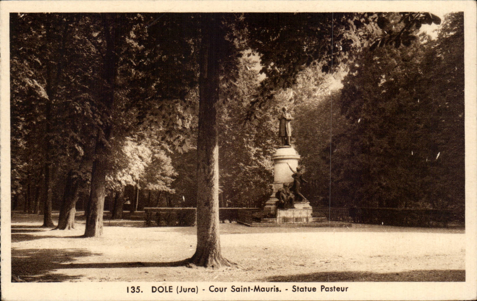 Dole (Jura) - Cour Saint-Mauris - Statue Pasteur