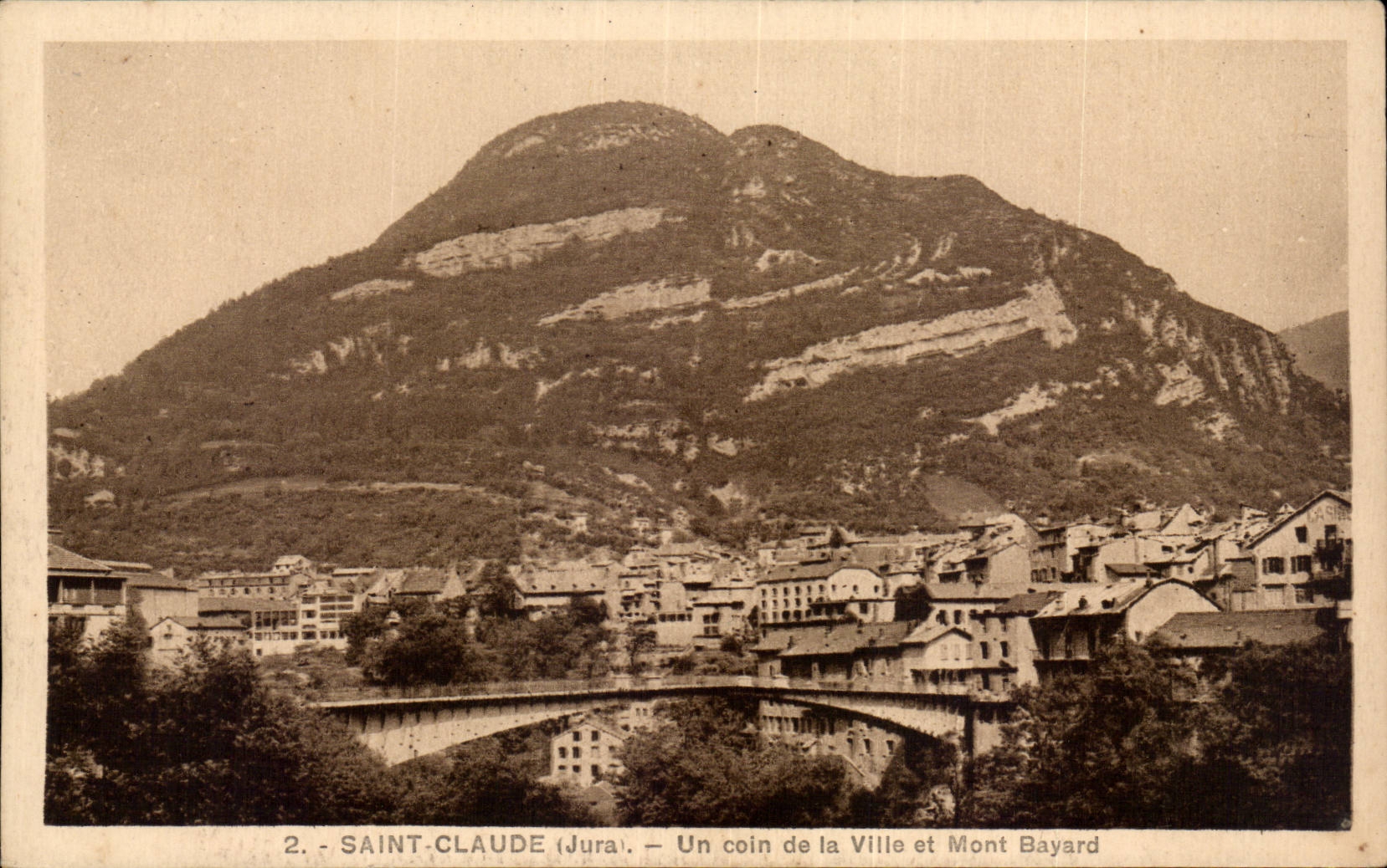 Saint-Claude (Jura) — Un coin de la Ville et Mont Bayard — Édition et clio Barrer, Dole