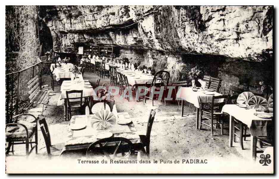 Padirac - Terrasse du Restaurant dans le Puits - CPA 