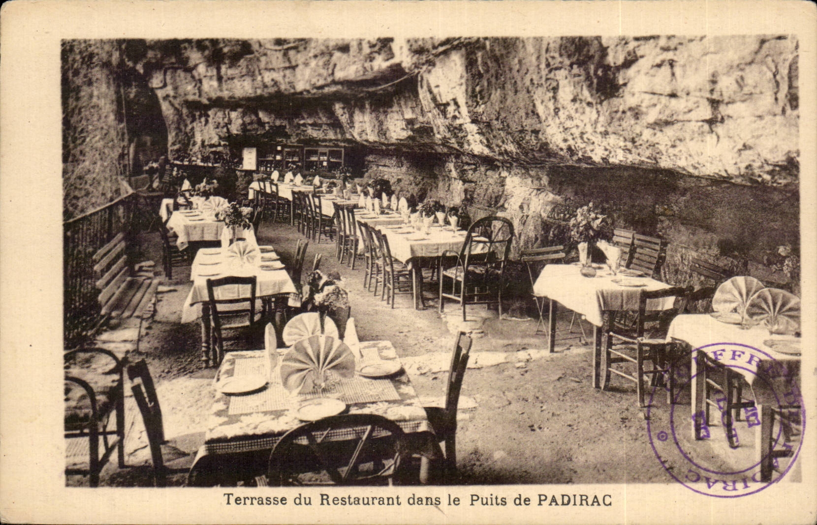 Terrasse du Restaurant dans le Puits de PADIRAC — éditeur inconnu, n° de série non visible