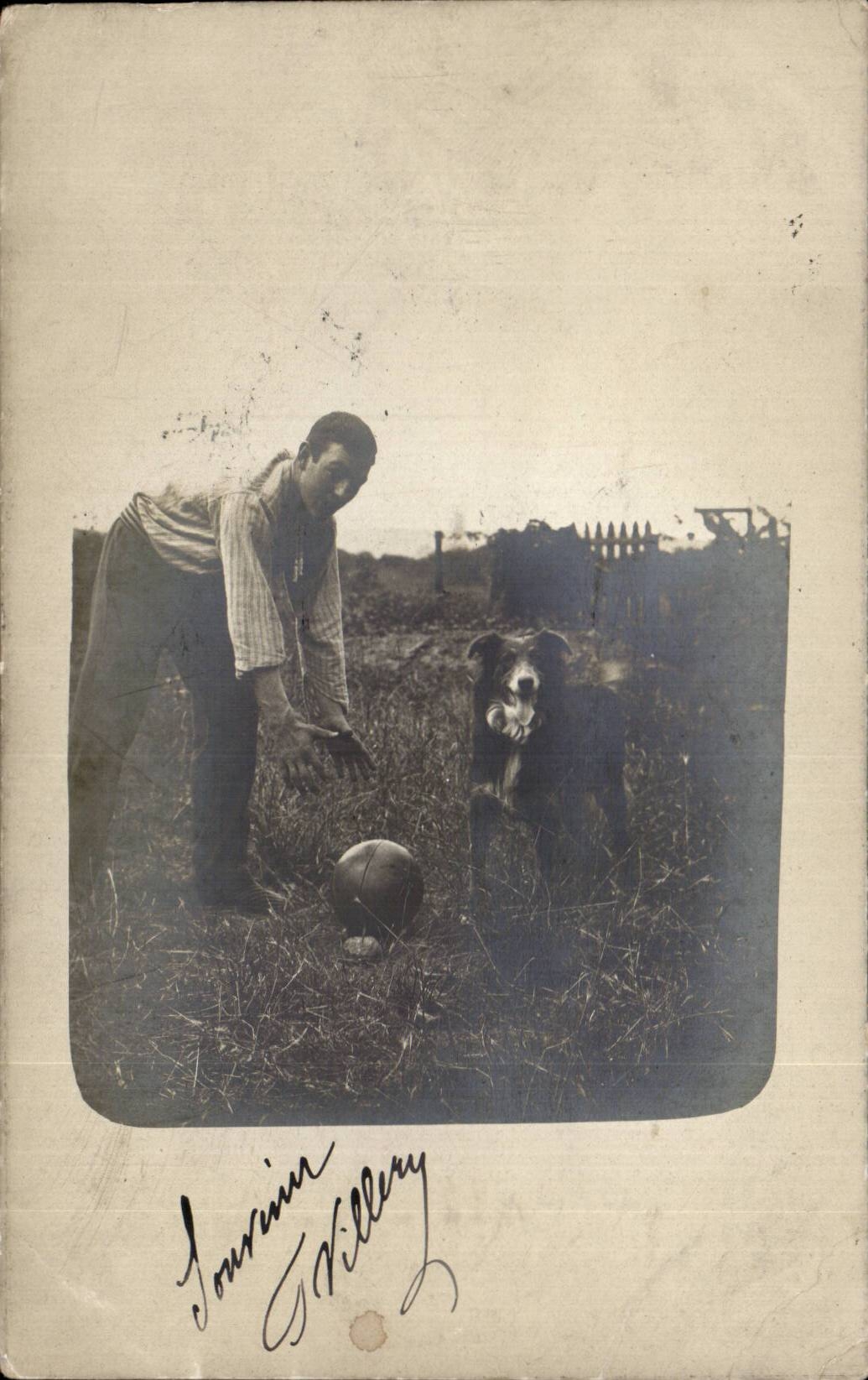 CARTE PHOTO Enfant jouant au football avec son chien