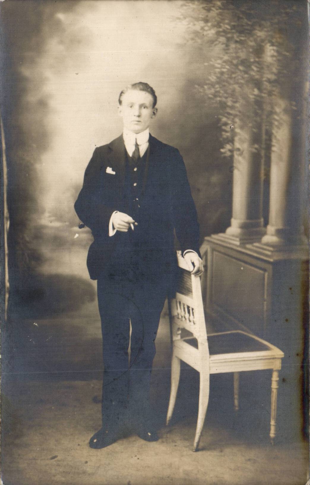 CARTE PHOTO Jeune homme