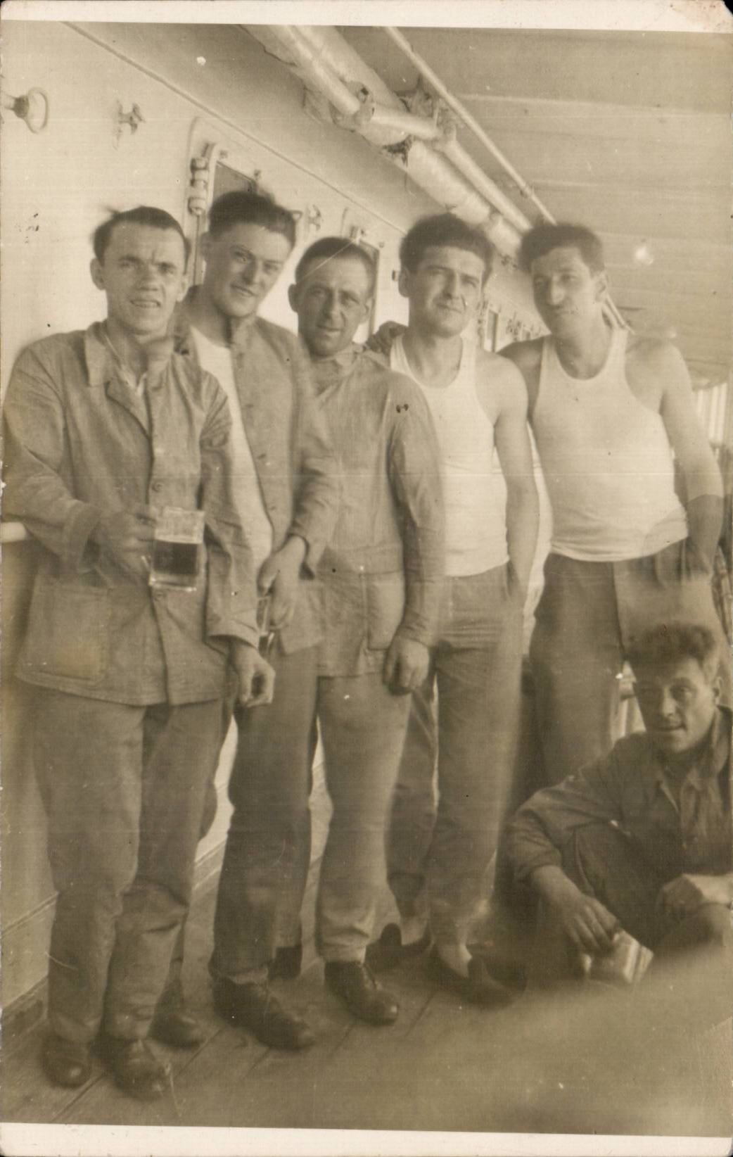 CARTE PHOTO Hommes buvant de la biere