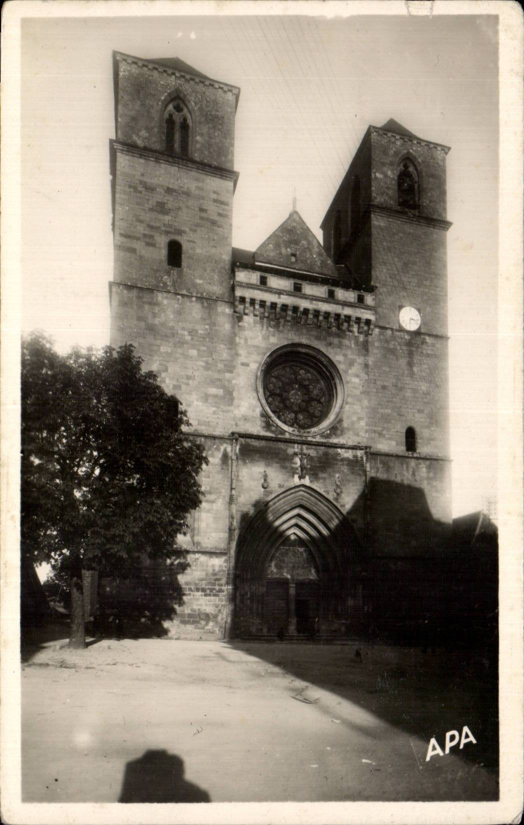 Église Saint-Pierre de Gourdon — vue de la façade — éditeur APA