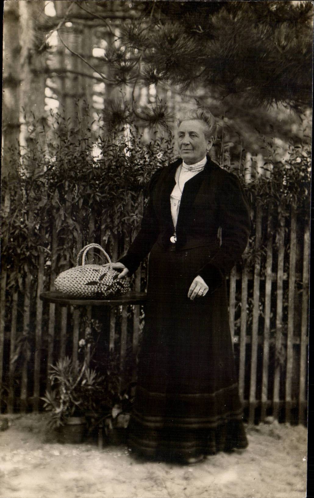 CARTE PHOTO Femme Colombe