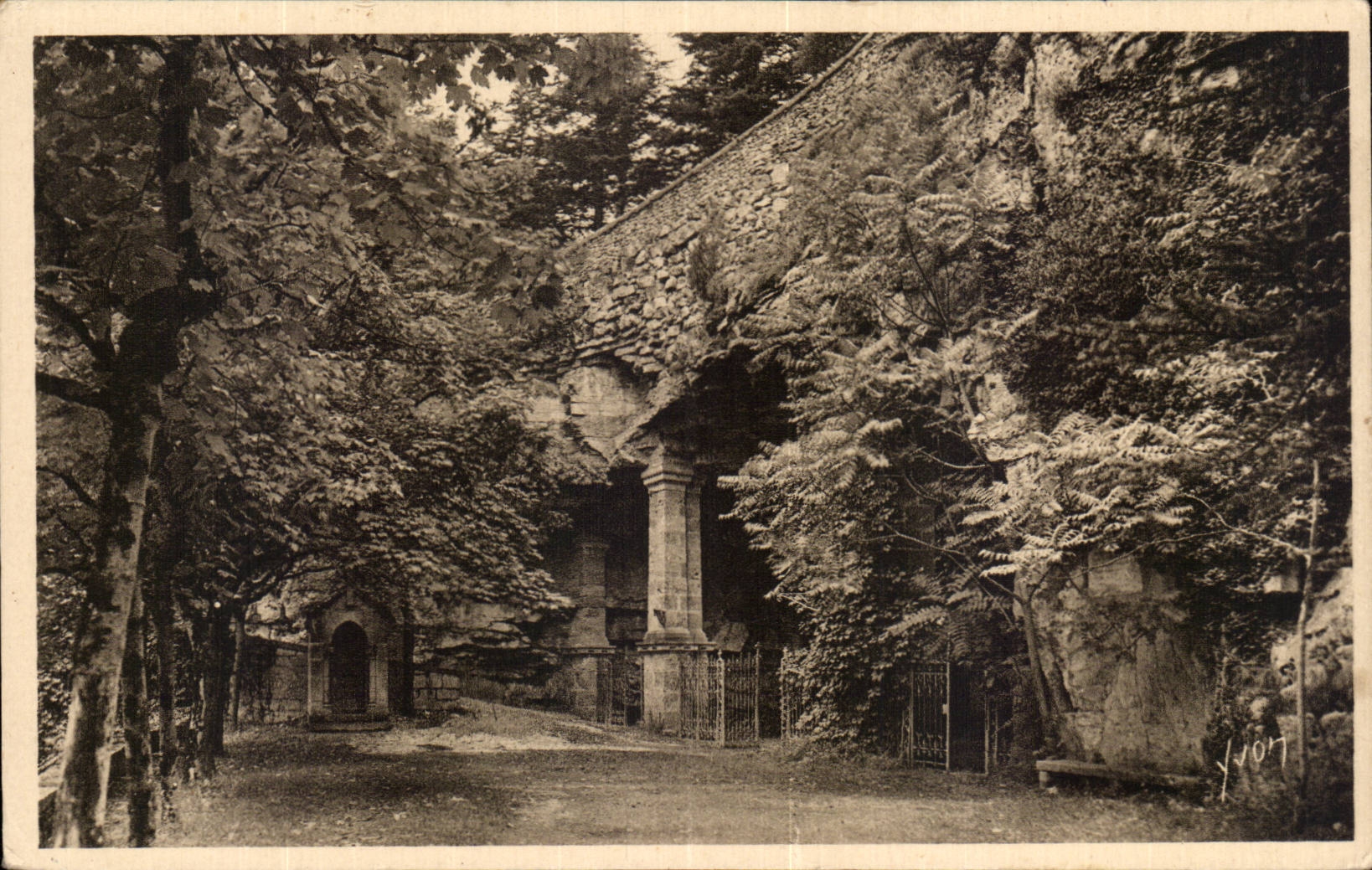 Rocamadour (Lot) — Eingang zur Grotte des Tombeau, im Hintergrund links, eine Station des Kreuzwegs — Les Éditions d'Art Yvon, Paris