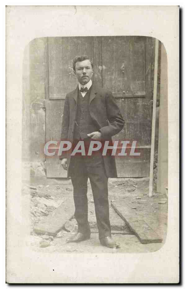Retrato de un hombre vestido — frente a una puerta de madera — G. CLEMENT, Le Havre