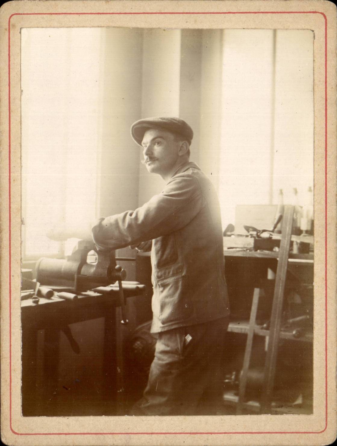 Ouvrier en atelier — photographie d'atelier — CPAPHIL