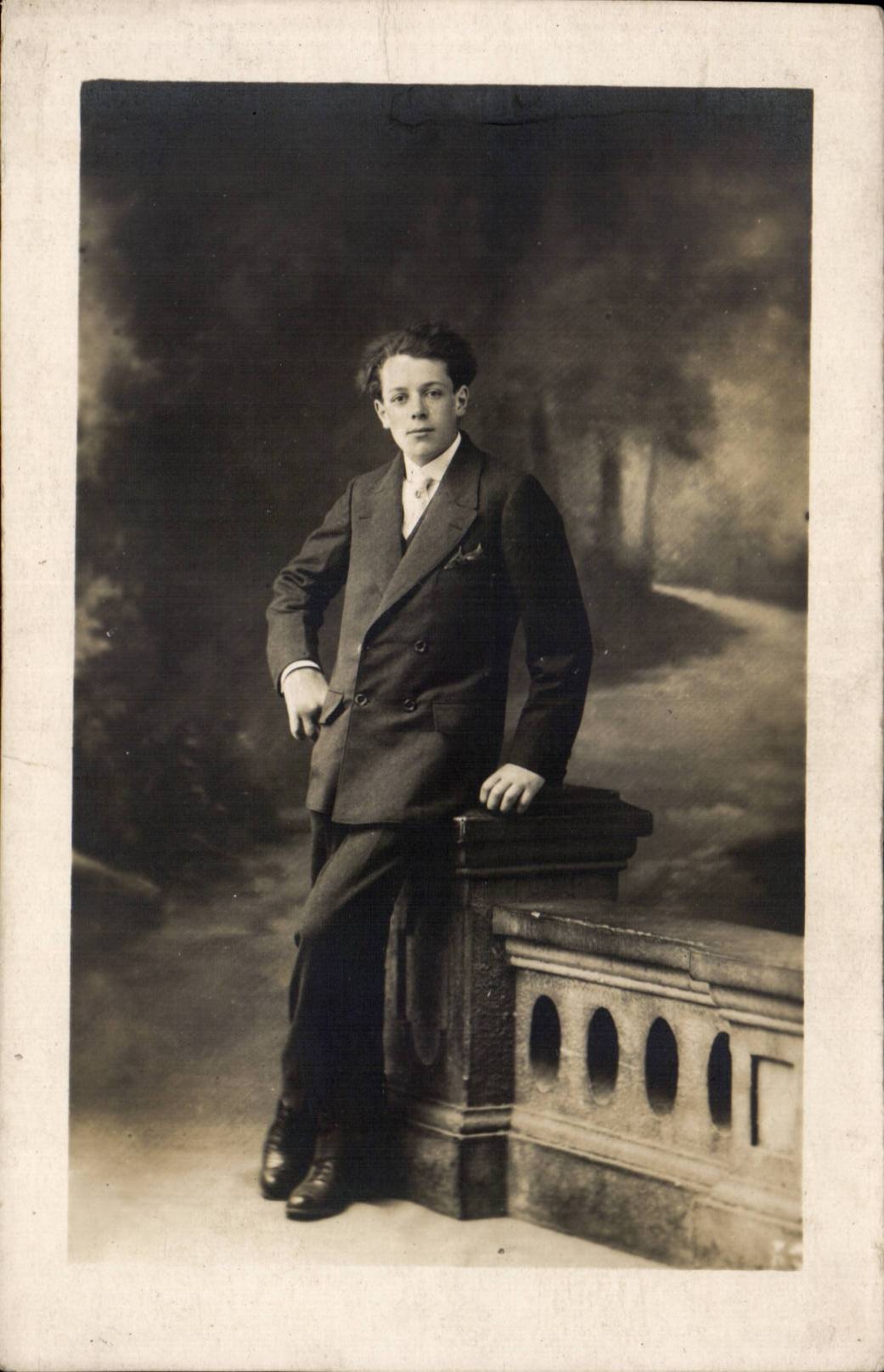 CARTE PHOTO Fantaisie - Hommes - young man with cury hair - CPA 