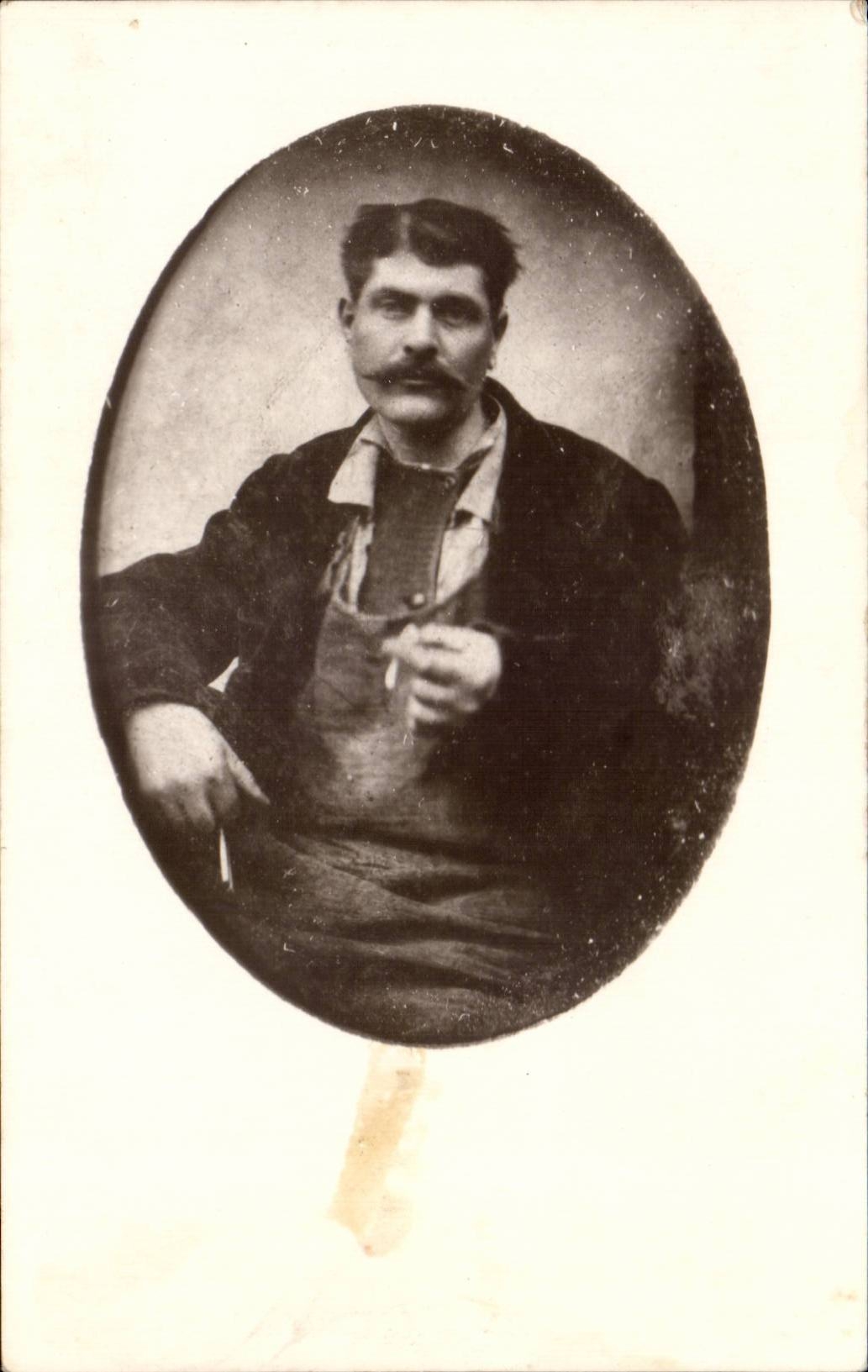 Portrait d'un homme à moustache — éditeur KRAK, série non identifiée