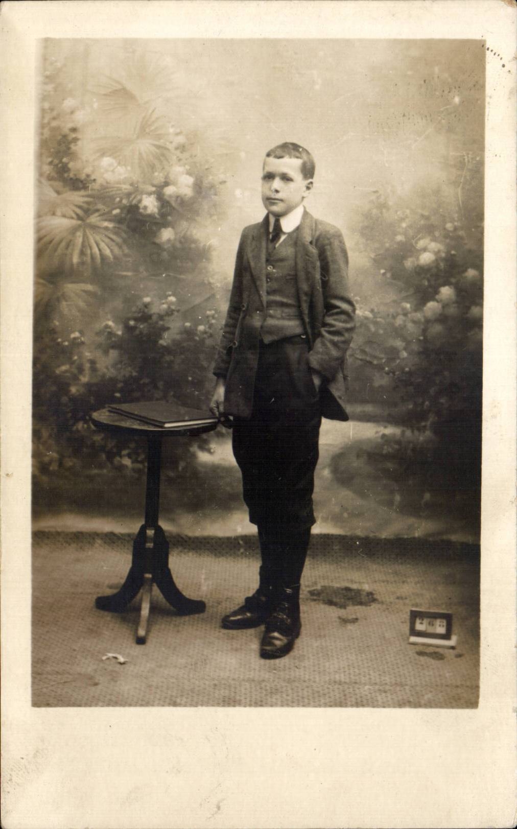 Jeune garçon en costume — studio — CPAPHIL n°2763