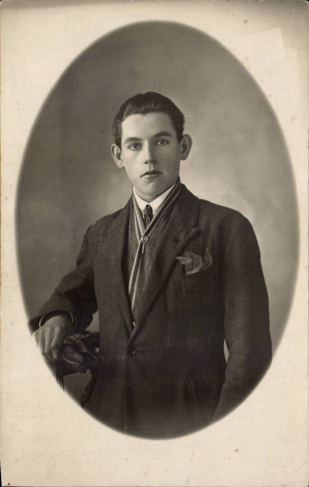 CARTE PHOTO Fantaisie - Hommes - young man in vignette - CPA 