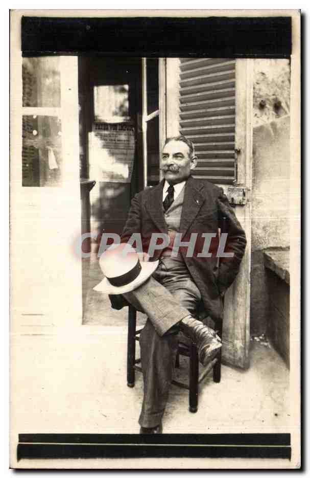 Homme à moustache assis — devant une porte avec volets — éditeur Maurice Photo