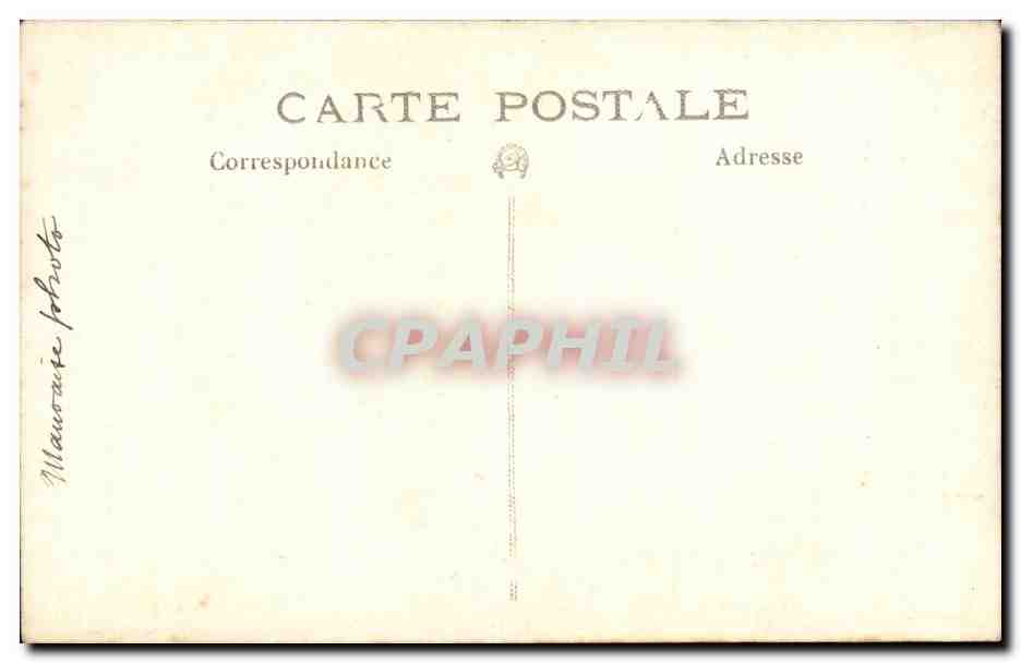 Homme à moustache assis — devant une porte avec volets — éditeur Maurice Photo — Verso