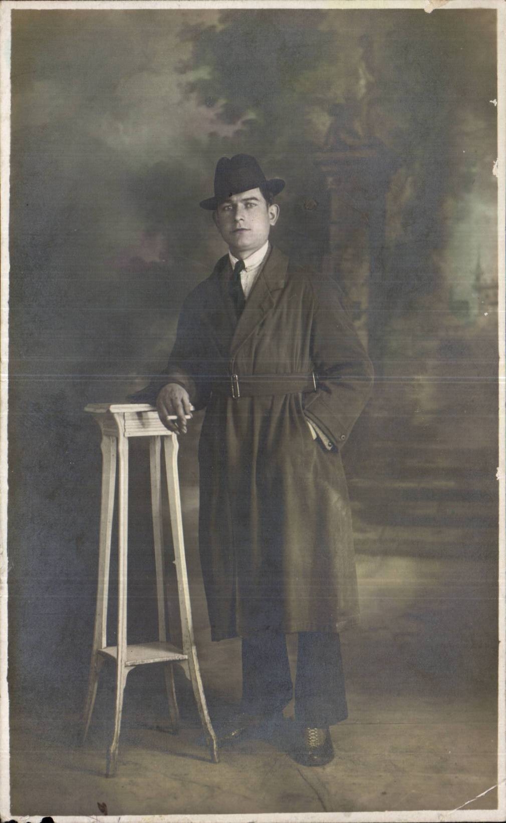 CARTE PHOTO Fantaisie - Hommes - young man wearing hat - CPA 