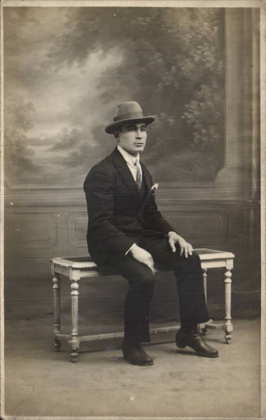 CARTE PHOTO Fantaisie - Hommes - young man wearing hat - CPA 