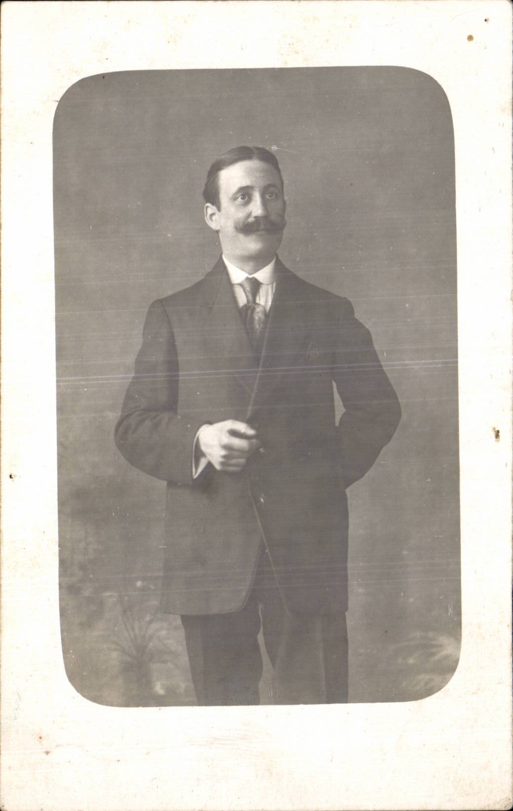 Portrait d'un homme à moustache — éditeur non visible — n° de série non visible