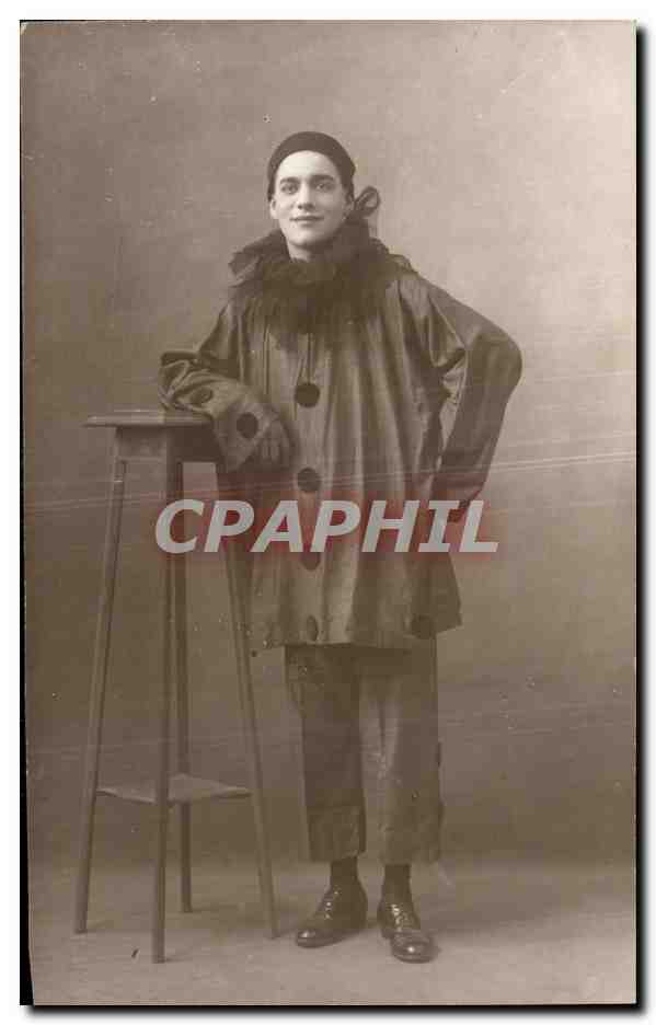 Clown — portrait studio — sans éditeur ni numéro visible