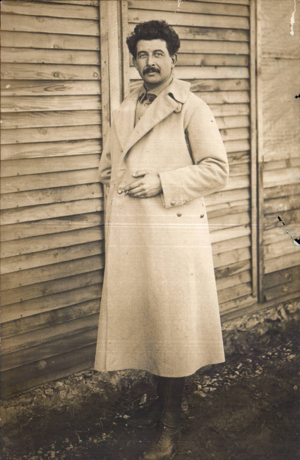 CARTE PHOTO Fantaisie - Hommes - man in trench coat - CPA 