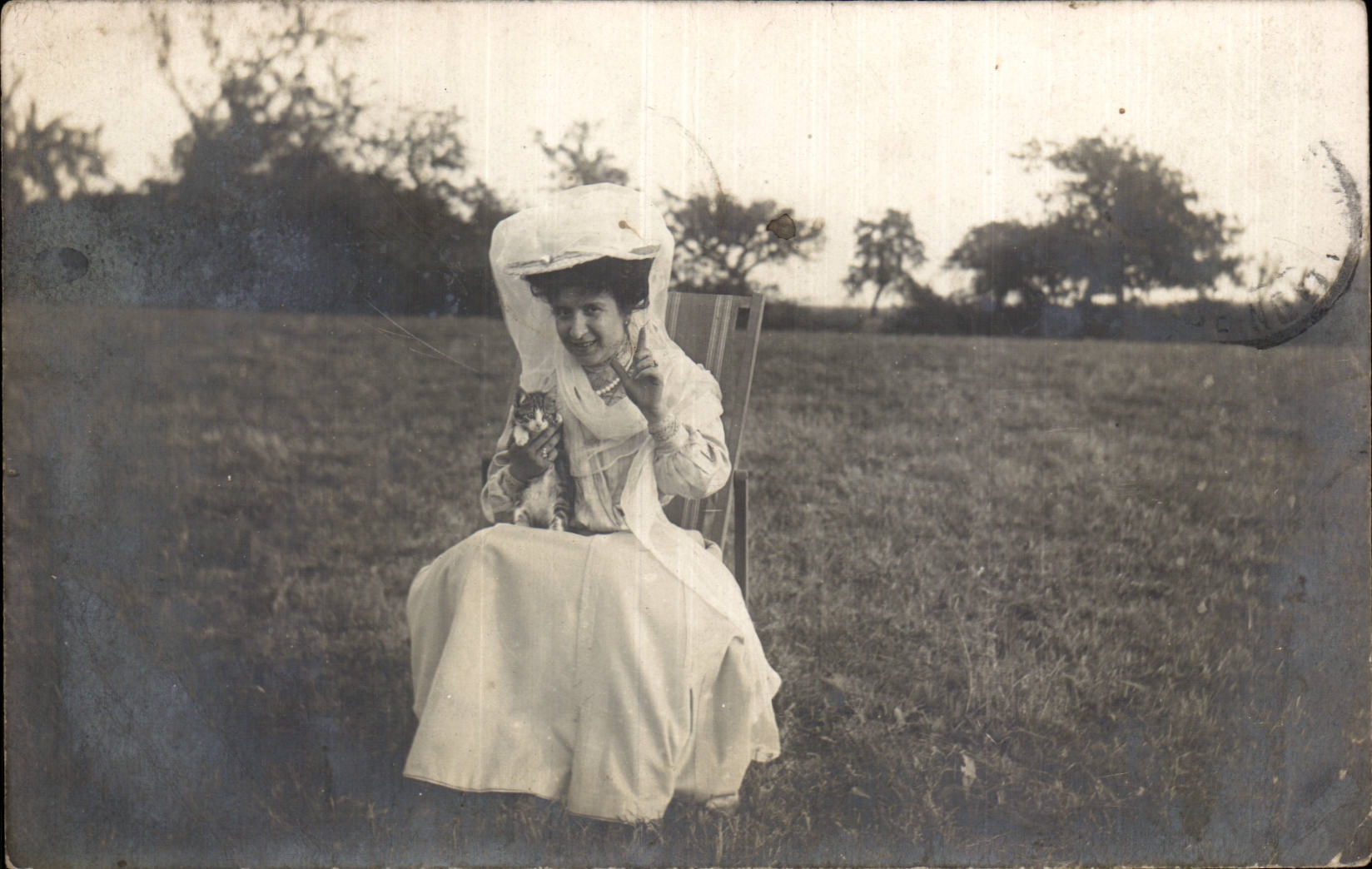 CARTE PHOTO Guignes Rabutin Femme et son chat Thabot 