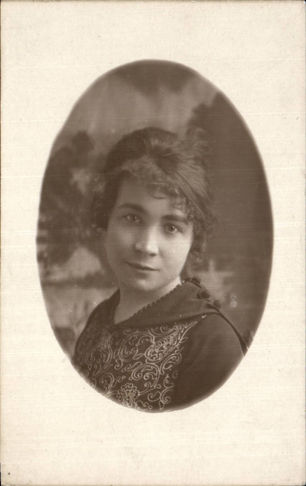 CARTE PHOTO Jeune fille 