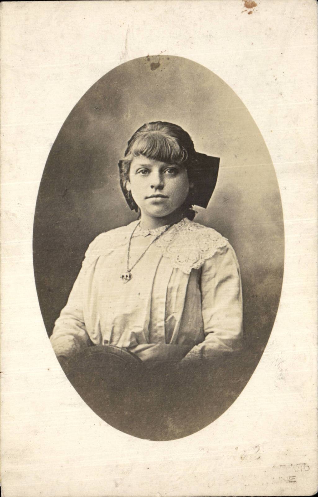 CARTE PHOTO Jeune femme