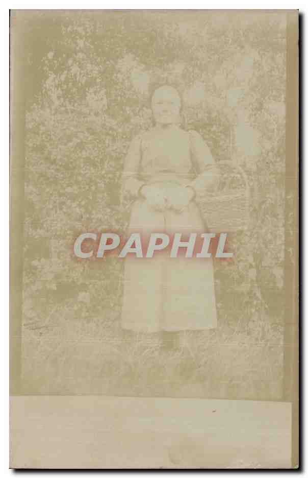 CARTE PHOTO Femme et son panier 