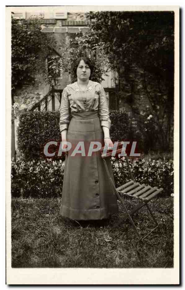 Femme en jardin — devant un mur végétalisé — carte postale
