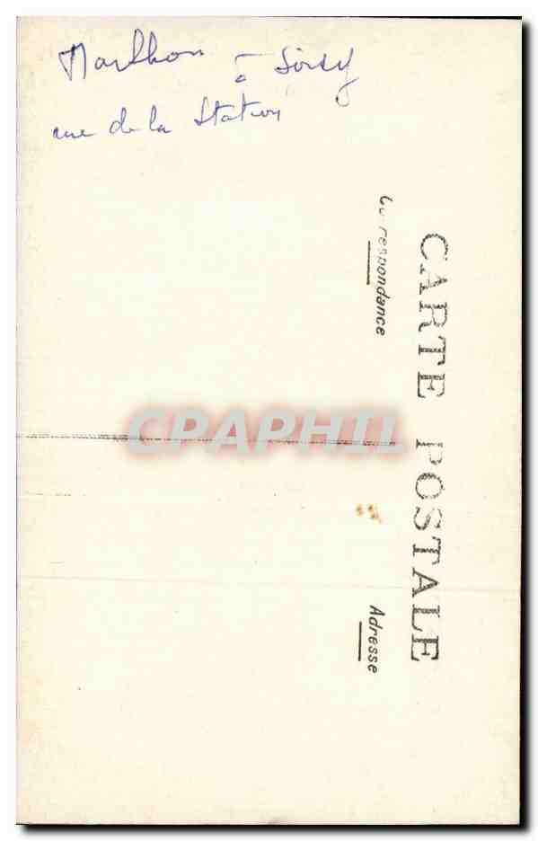 Femme en jardin — devant un mur végétalisé — carte postale — Reverso
