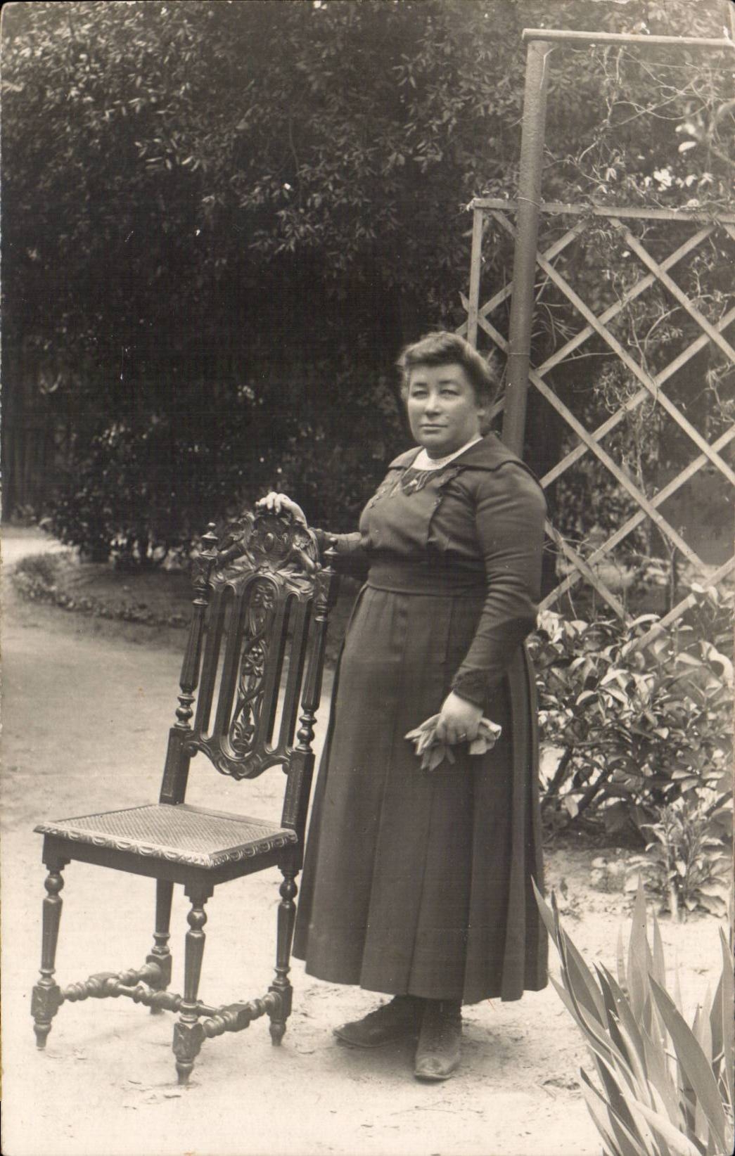 Donna con sedia scolpita — giardino — editore B. FOUCHET, Plano Rue Lave, Saint-Étienne