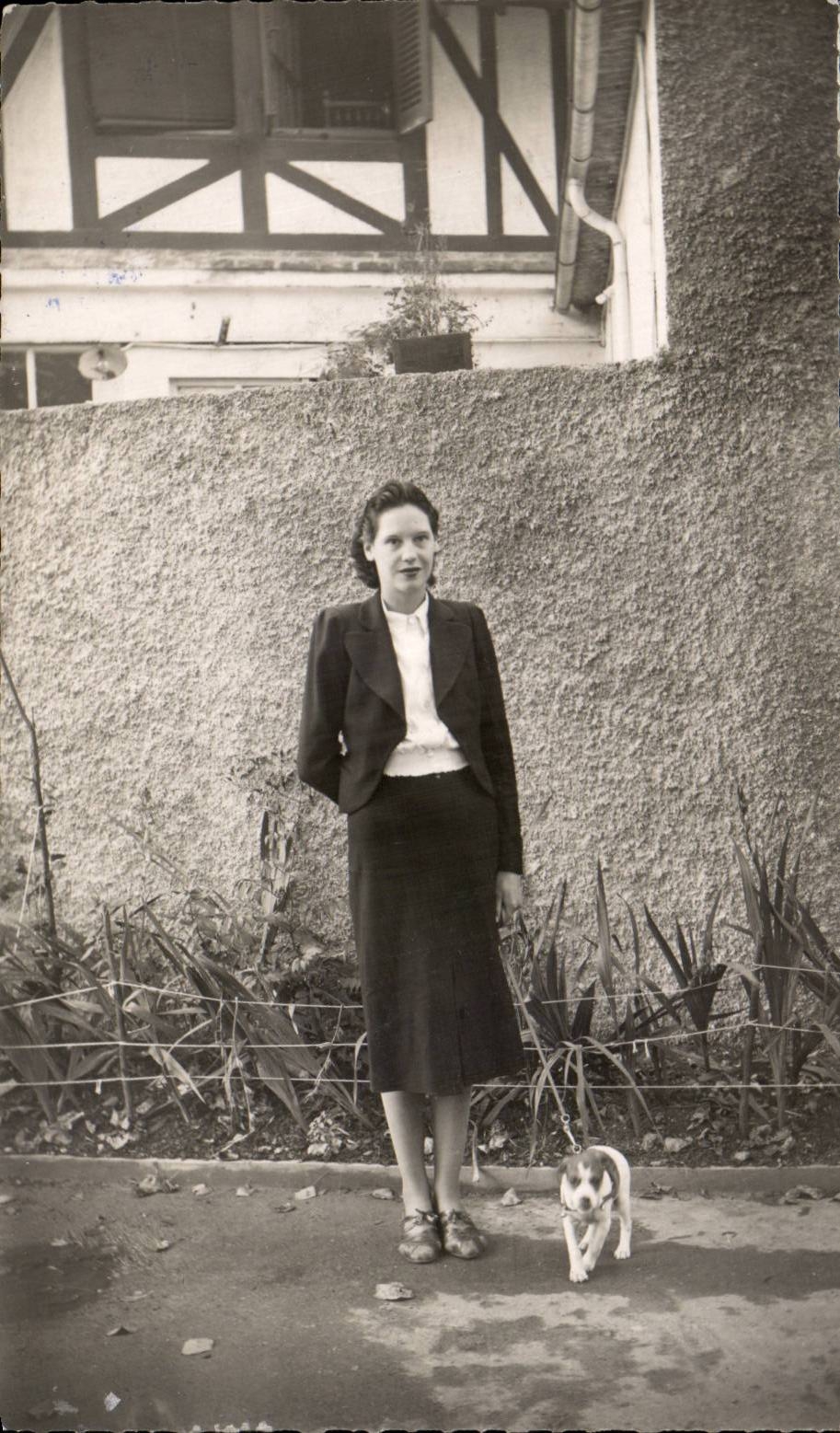 Femme avec chien — devant maison à colombages — CPAPHIL