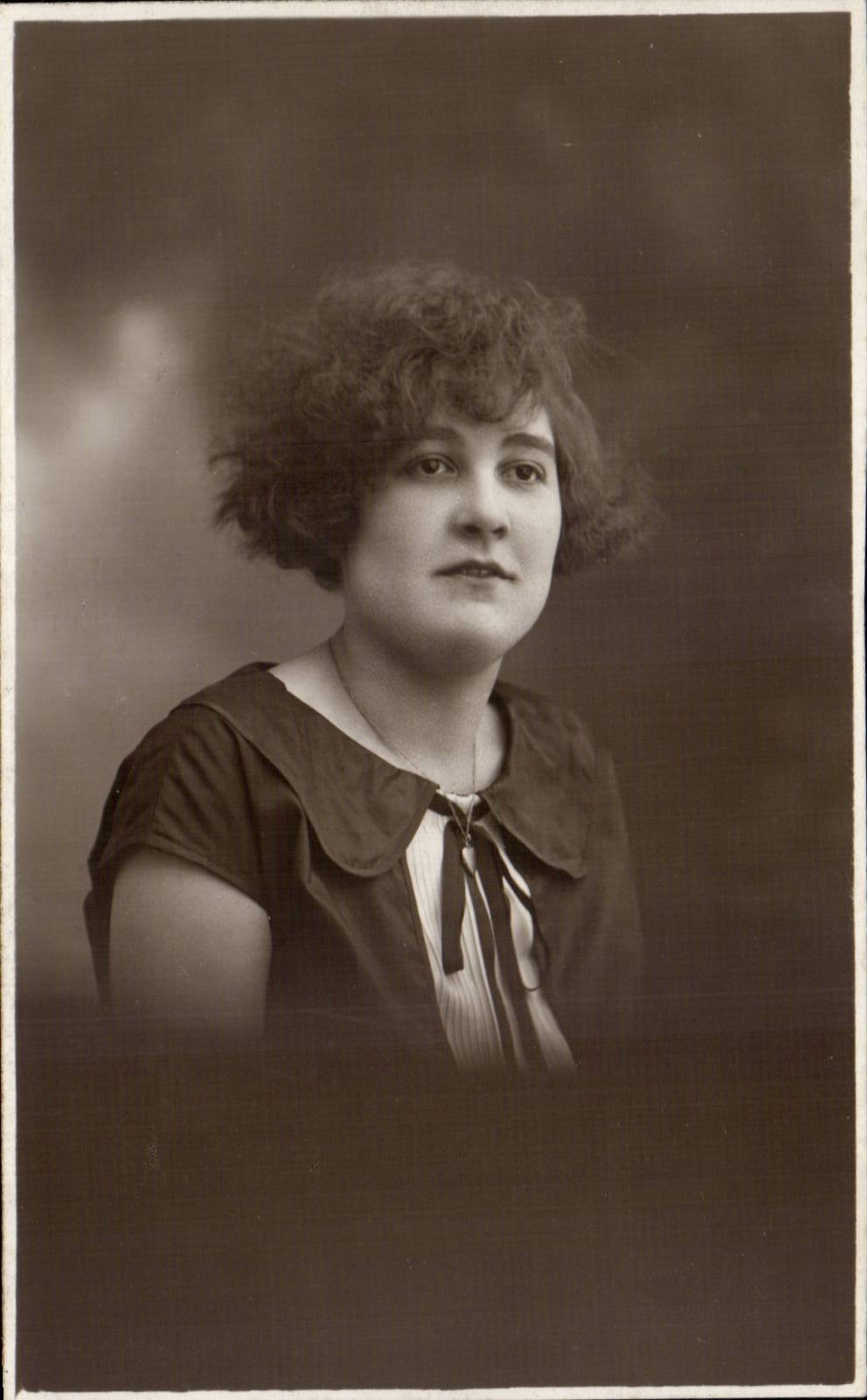 CARTE PHOTO Folklore Femme