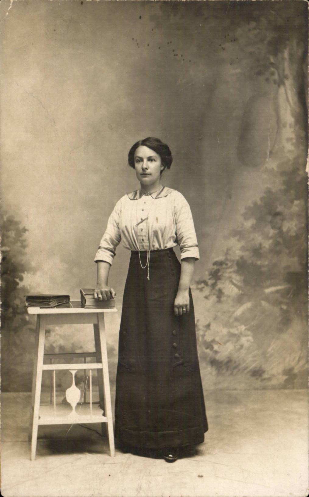 CARTE PHOTO Folklore Femme Margot de Oucques