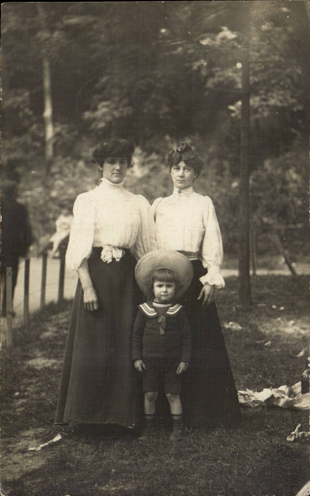 CARTE PHOTO Folklore Femmes et enfant