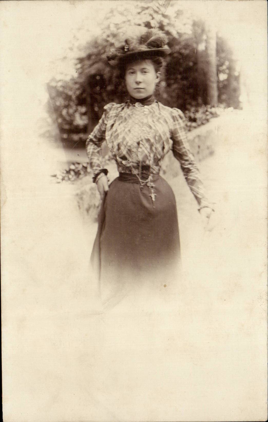 CARTE PHOTO Folklore Femme