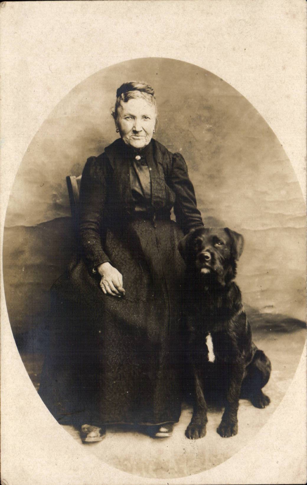CARTE PHOTO Folklore Femme et chien 