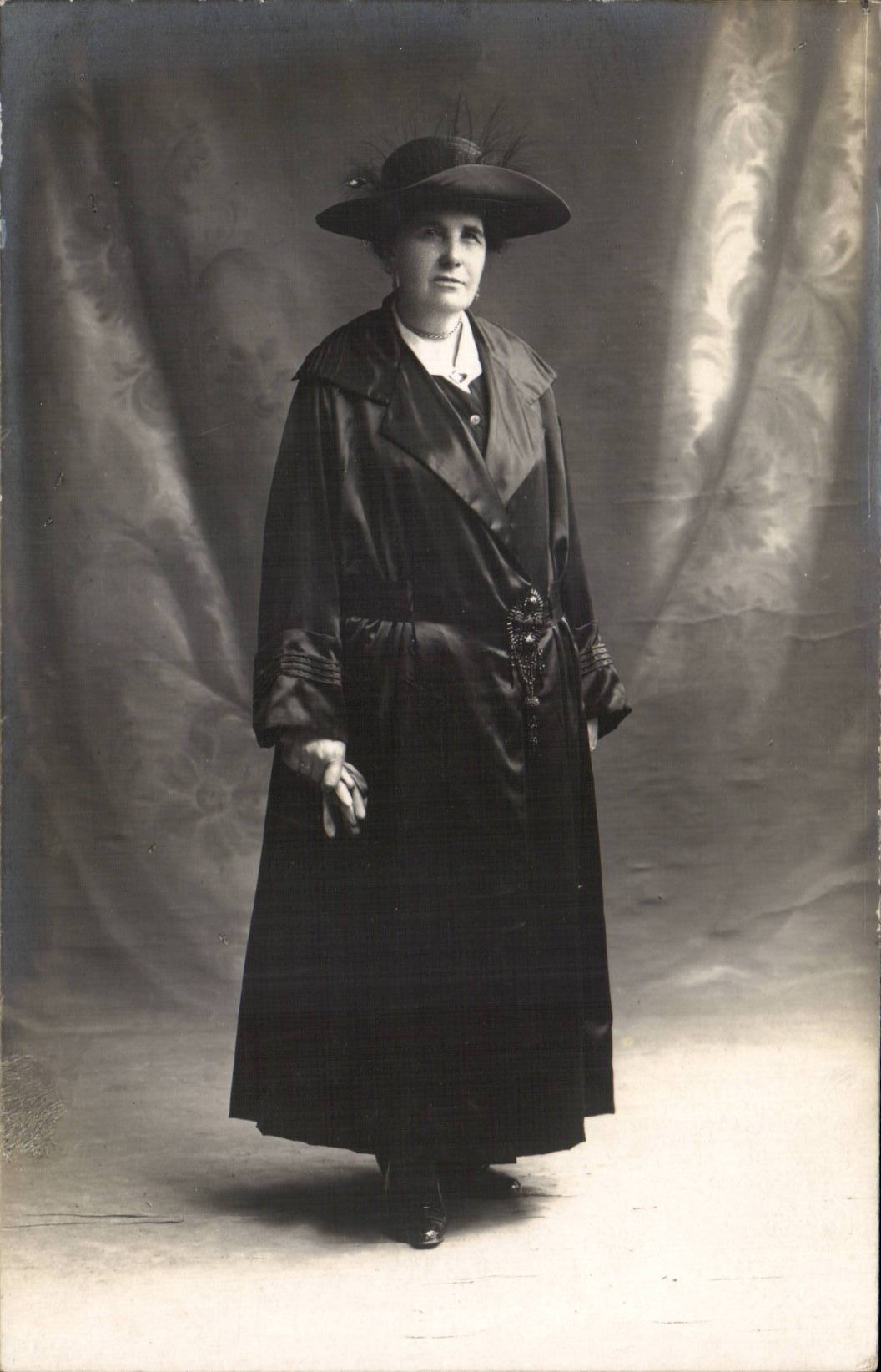 CARTE PHOTO Folklore Femme 