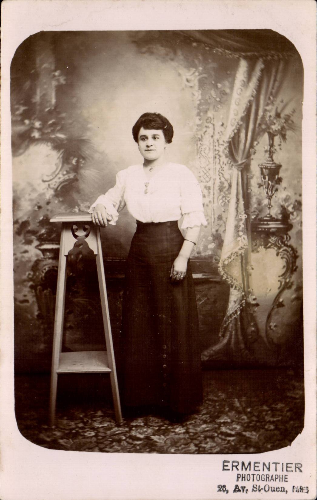 CARTE PHOTO Folklore Femme St Ouen 