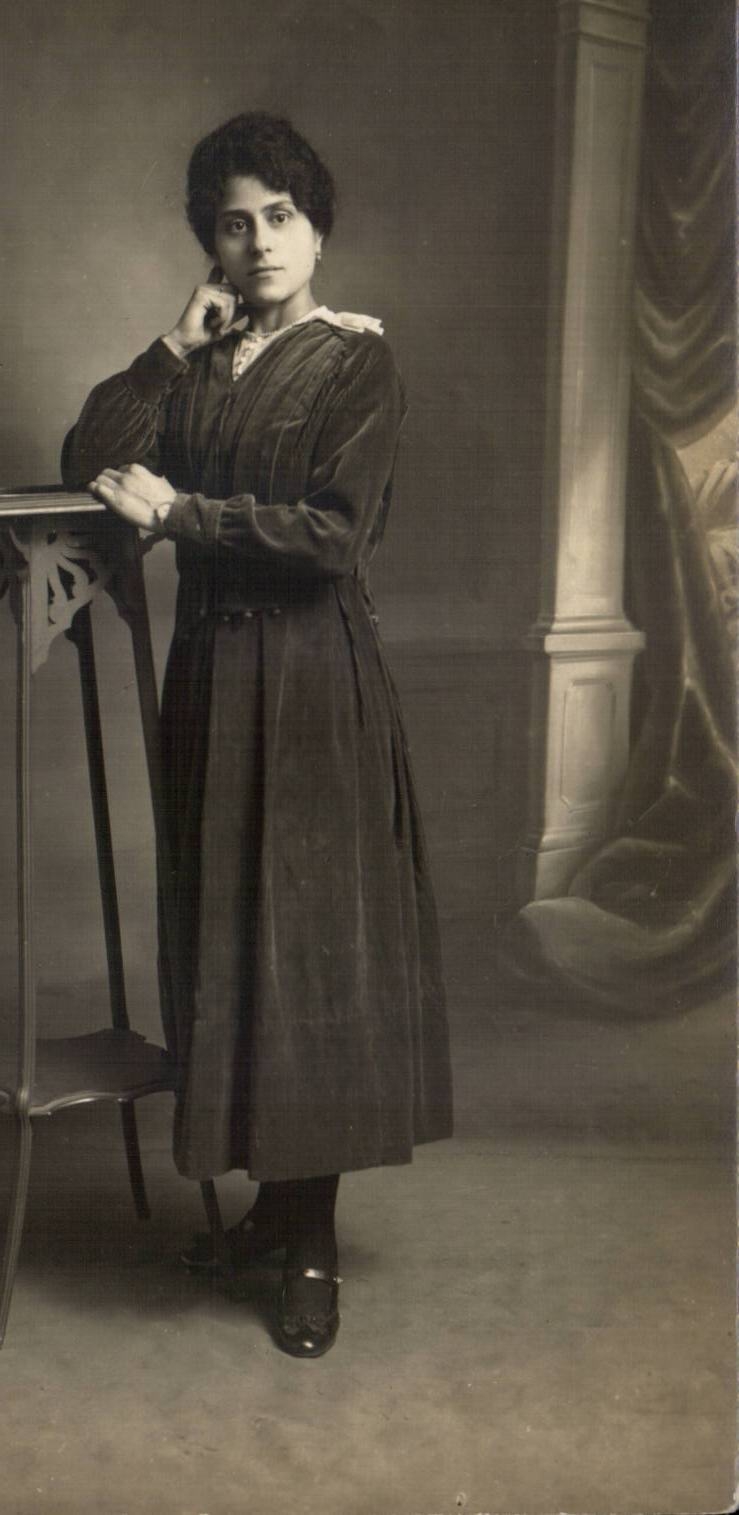 CARTE PHOTO Folklore Femme 