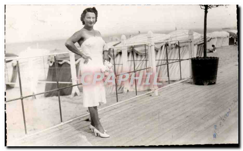 CARTE PHOTO Folklore Femme Deauville