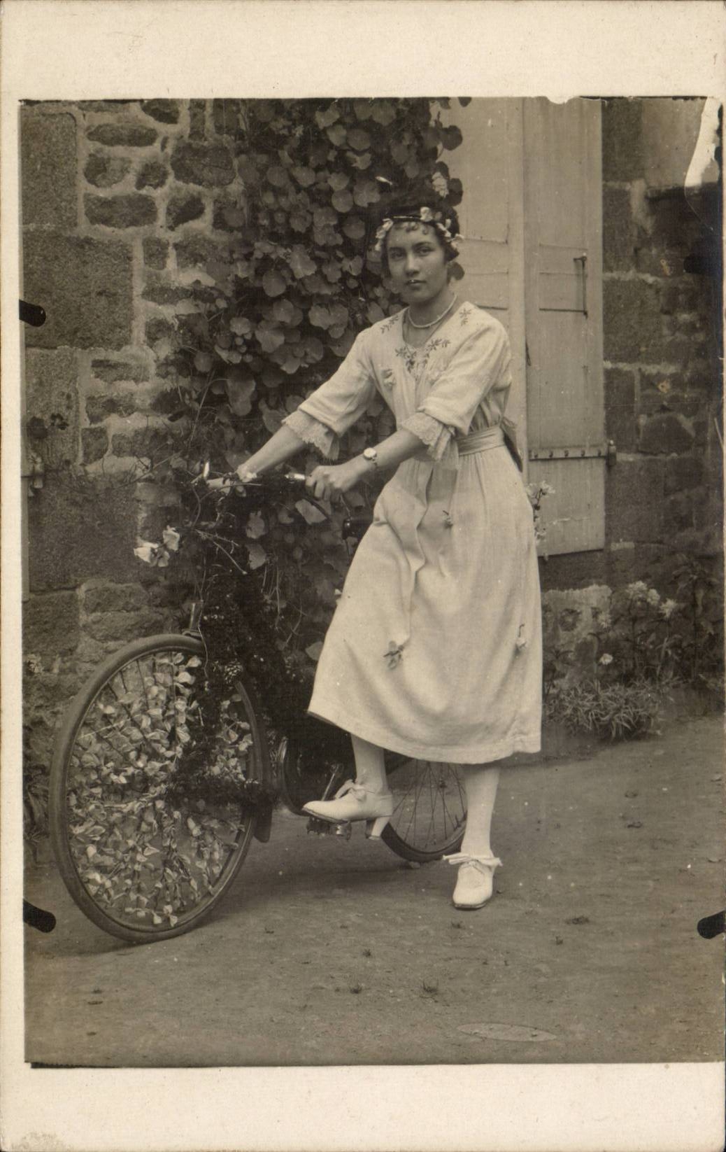 CARTE PHOTO Folklore Femme Velo 