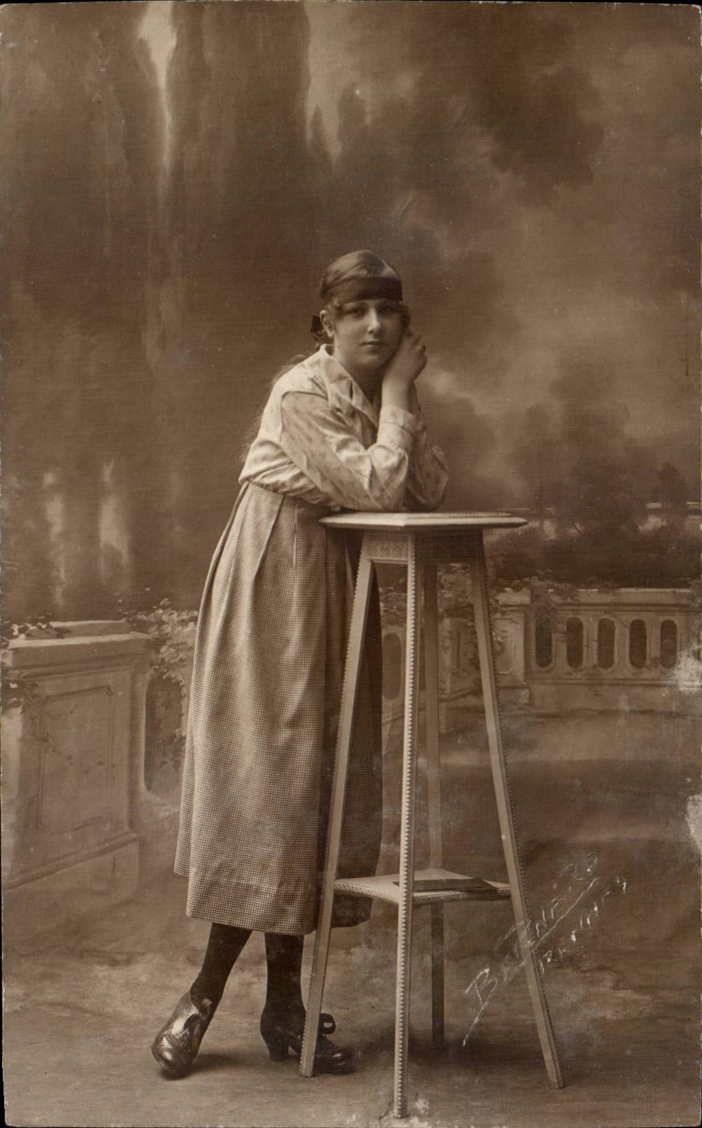 CARTE PHOTO Folklore Femme