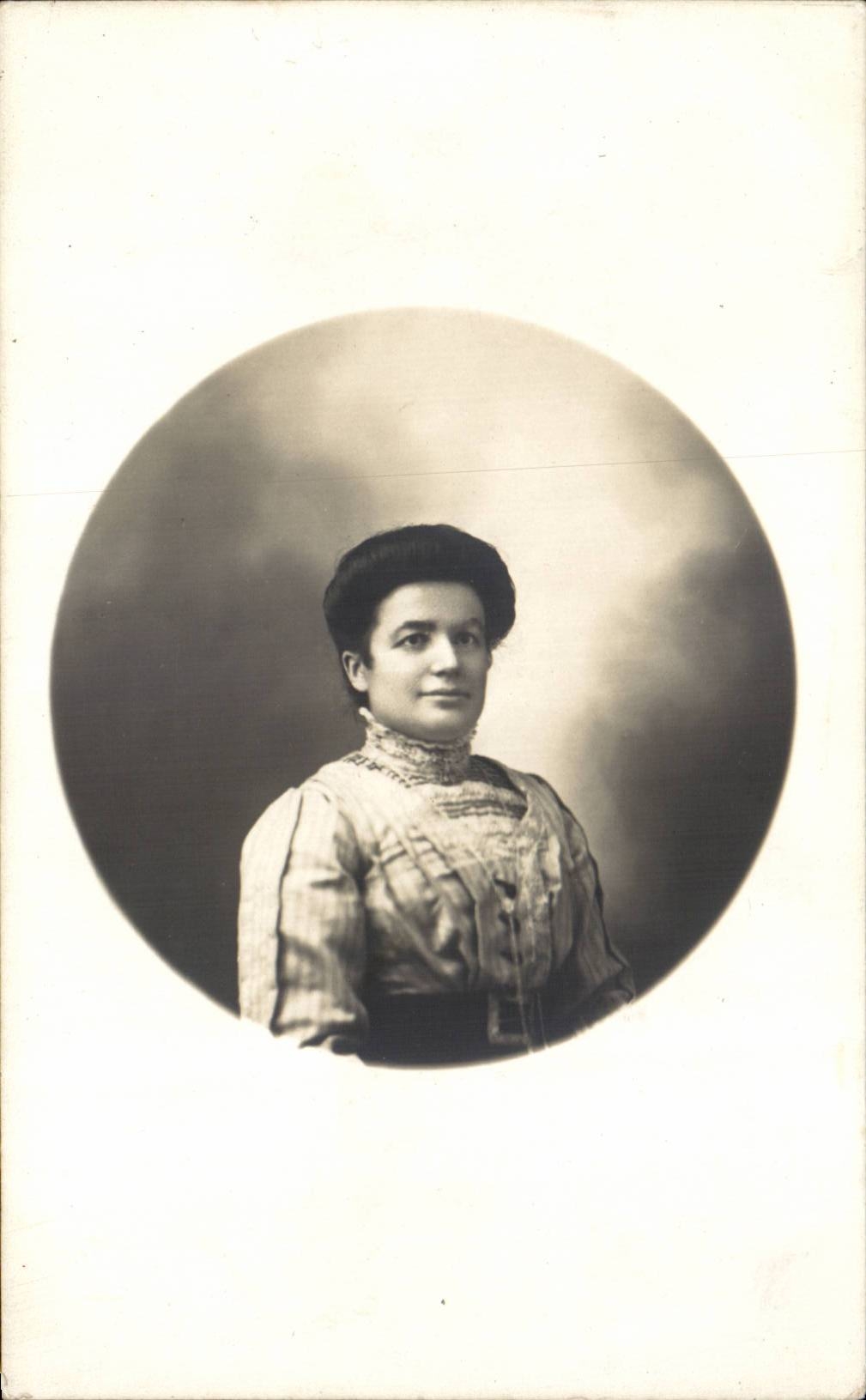 CARTE PHOTO Folklore Femme