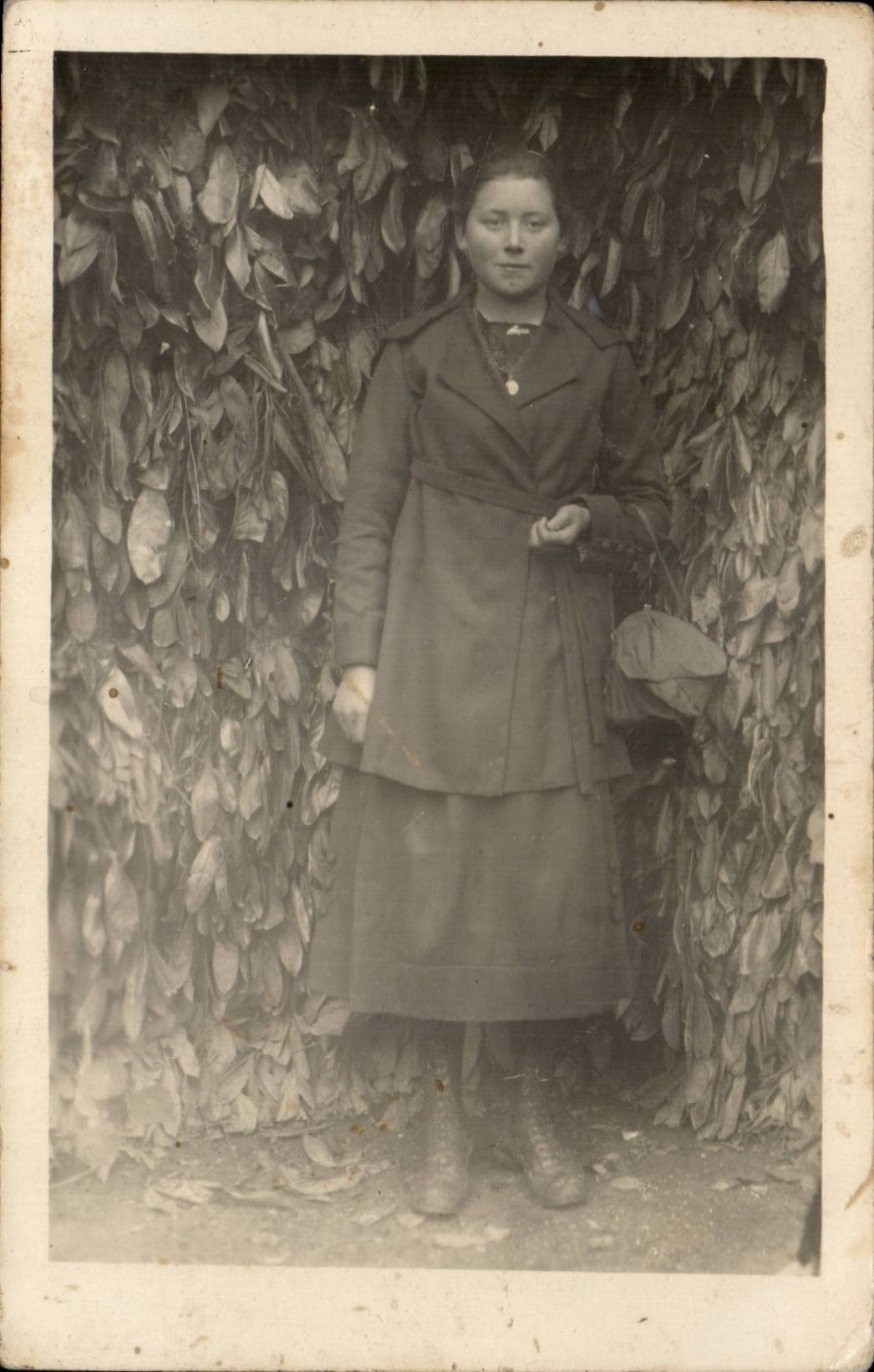 CARTE PHOTO Folklore Jeune fille